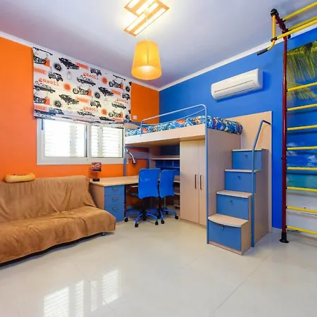 Lydias Beach House パラリムニ